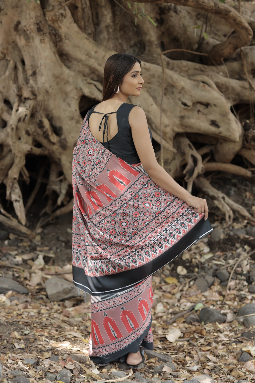 SHYAMIKA Japan Satin Bold Line & Ethnic Digital Print Saree with Blouse